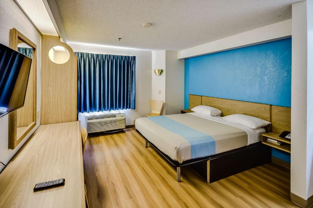 Queen Room - Non-Smoking interior