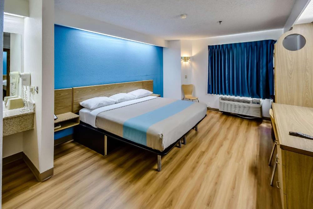 Queen Room - Smoking interior